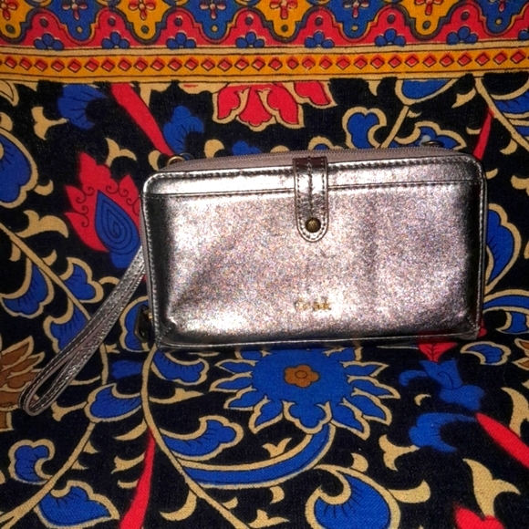 The Sak Pyrite Leather Wallet with Wrist Strap - Picture 1 of 13